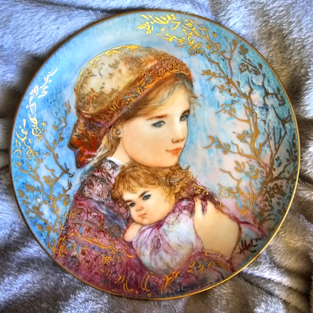 Mother's Day Plate For 1986 by Edwin M. Knowles, Edna Hibel 8 1/2" Gold Trim
